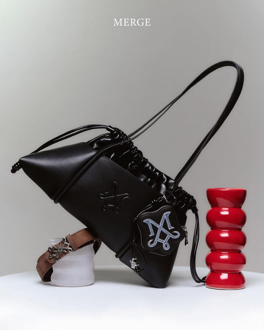 Pre- order 7-10 วัน 📍MERGE IT BAG 26
Color : Black🖤 สีดำ