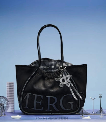 ￼[รับประกันแท้𝟏𝟎𝟎% พร้อมส่ง 𝐌𝐞𝐫𝐠𝐞 𝐀 𝐃𝐚𝐲 𝐁𝐚𝐠 𝐌𝐞𝐝𝐢𝐮𝐦 ใบกลาง สายแบน