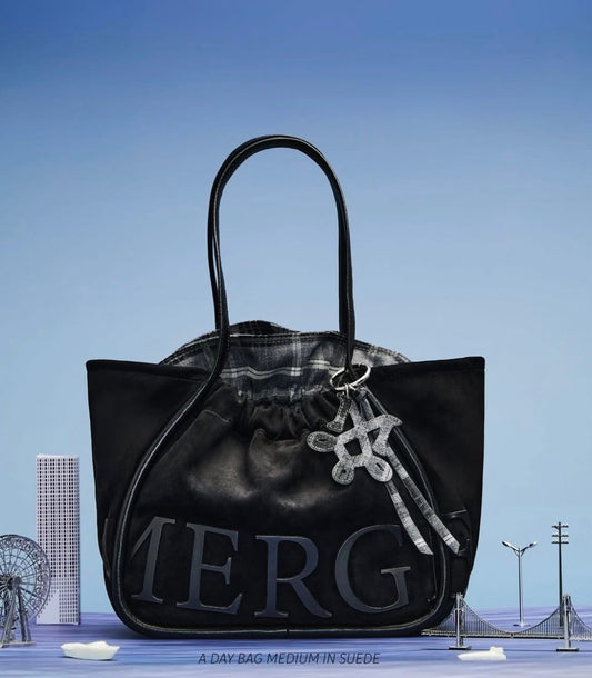 𝐌𝐞𝐫𝐠𝐞 𝐀 𝐃𝐚𝐲 𝐁𝐚𝐠 𝐌𝐞𝐝𝐢𝐮𝐦 (ไซส์ 𝐌)