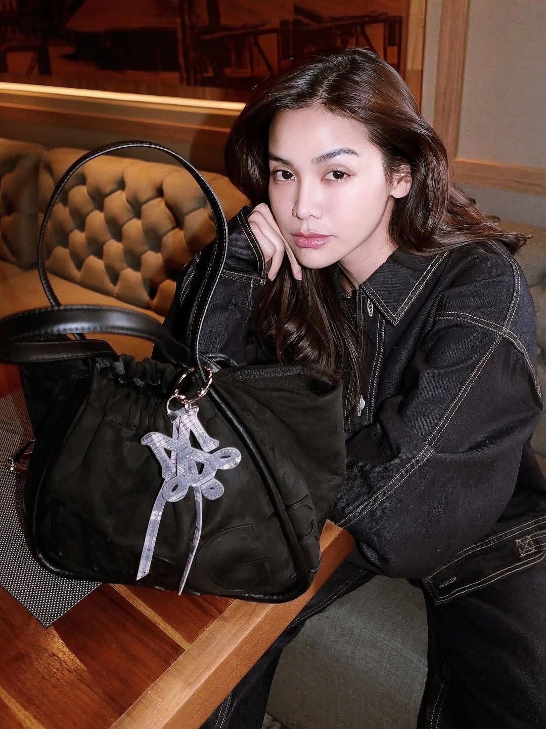 ￼[รับประกันแท้𝟏𝟎𝟎% พร้อมส่ง 𝐌𝐞𝐫𝐠𝐞 𝐀 𝐃𝐚𝐲 𝐁𝐚𝐠 𝐌𝐞𝐝𝐢𝐮𝐦 ใบกลาง สายแบน