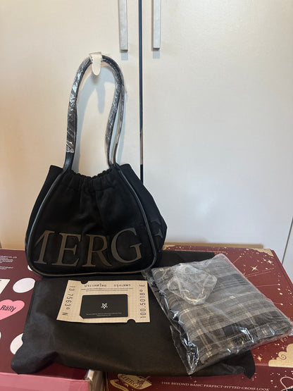 ￼[รับประกันแท้𝟏𝟎𝟎% พร้อมส่ง 𝐌𝐞𝐫𝐠𝐞 𝐀 𝐃𝐚𝐲 𝐁𝐚𝐠 𝐌𝐞𝐝𝐢𝐮𝐦 ใบกลาง สายแบน