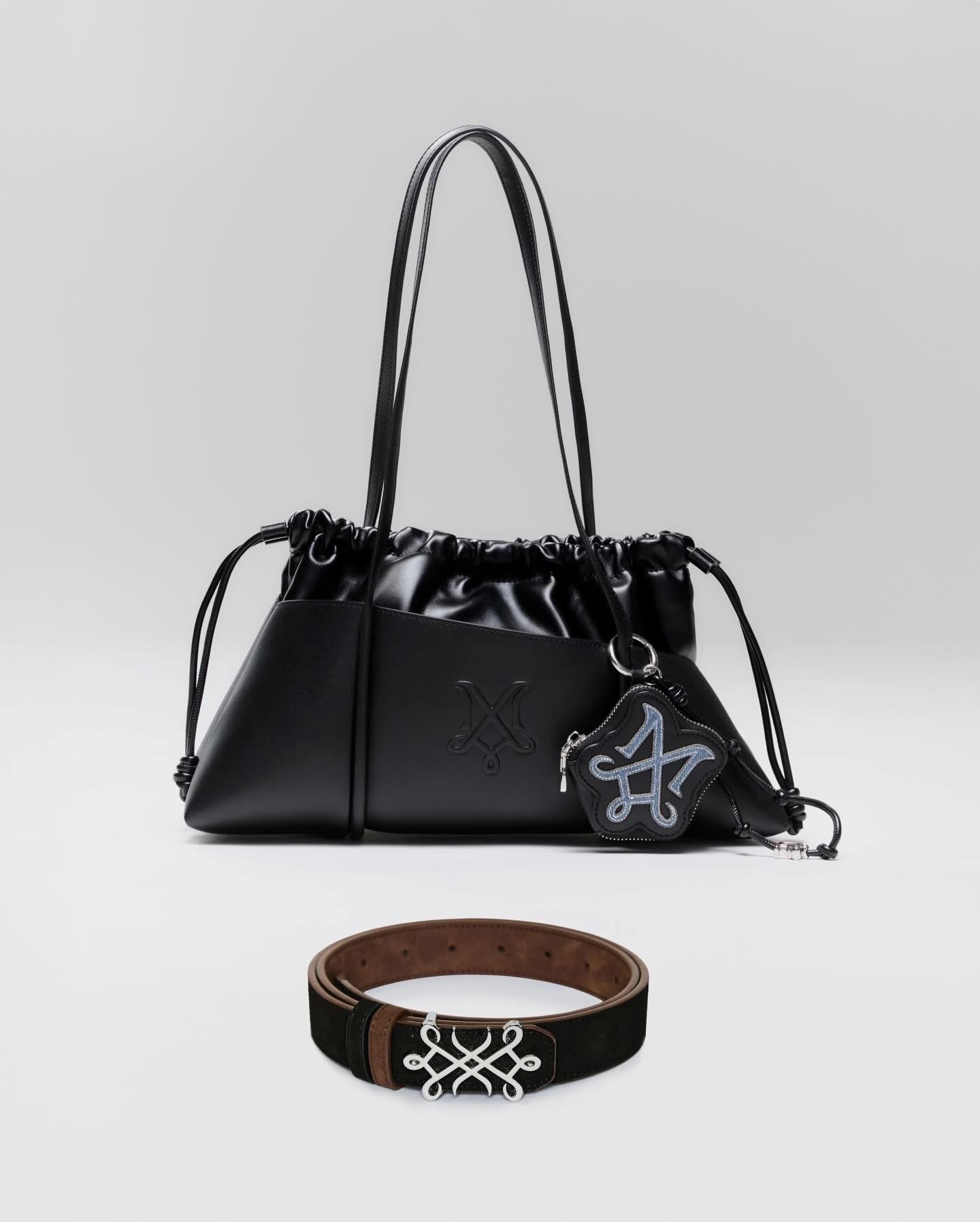 Pre- order 7-10 วัน 📍MERGE IT BAG 26
Color : Black🖤 สีดำ